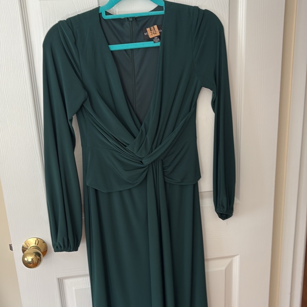 Betsy & Adam Petite Full length Dress 🤩
Special Clearance Price. - Picture 2 of 4